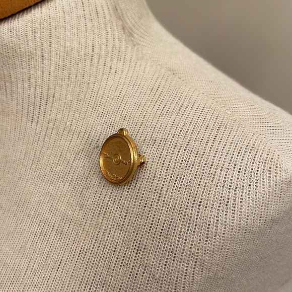 Vintage Collectible Pin: Tupperware Tupper Seal Gold Tone Pin, Lapel Pin - Picture 10 of 13